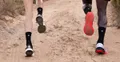 Deux coureurs sur chemin de terre avec les chaussettes Versus Socks Active noires