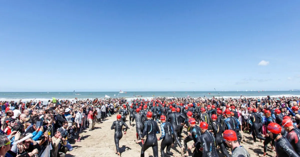 Départ de la natation en combinaison sur la plage du Triathlon de Deauville