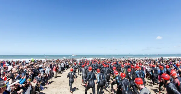 Départ de la natation en combinaison sur la plage du Triathlon de Deauville