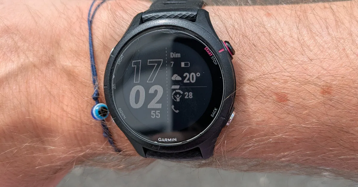 Garmin Forerunner 255S Music noire portée au poignet lors d'une sortie triathlon