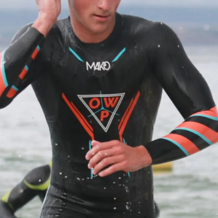 Triathlète en combinaison néoprène Mako OWP à la sortie de l'eau en eau libre