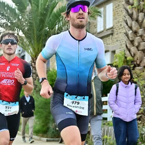 Mako Trifonction Pro portée en course à pied au triathlon de Dinard, dossard 979