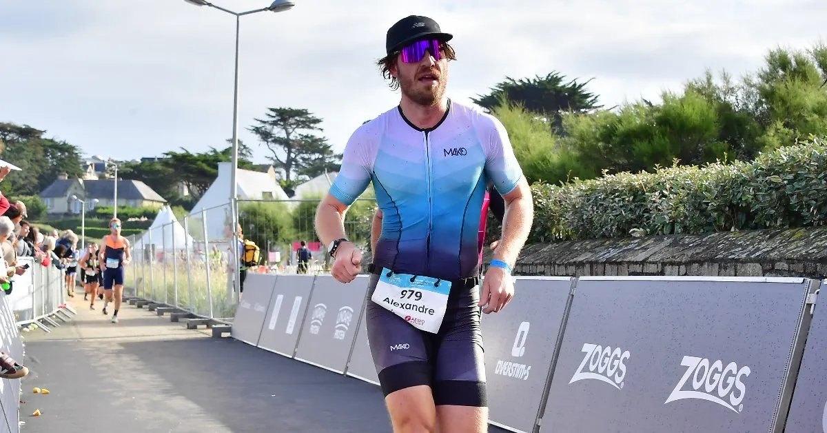 Alexandre en Mako Trifonction Pro Set-in Shadow sur le segment course à pied du triathlon de Dinard