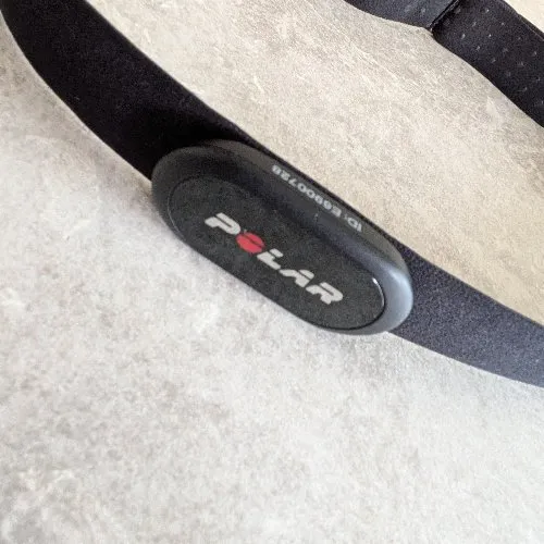 Capteur Polar H10 fixé sur la sangle textile, vue de trois quarts