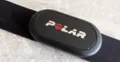 Capteur Polar H10 monté sur sa sangle pectorale noire, vue de face