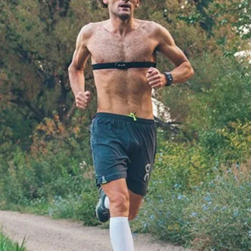 Coureur portant la ceinture cardiaque Polar H10 lors du segment running d'un triathlon