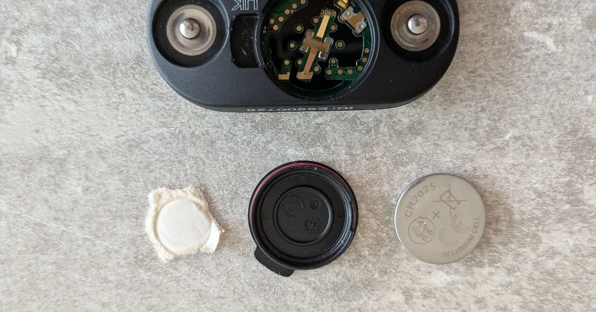 Vue éclatée du Polar H10 : module, couvercle, mousse et pile CR2025 séparés pour illustrer le problème de hauteur de pile