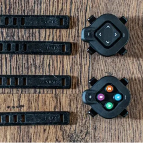 Commande Zwift Click et sangles de fixation au guidon fournies avec le Wahoo KICKR Core 2