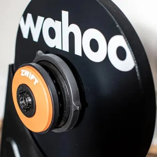 Roue dentée Zwift Cog orange montée sur l'axe du Wahoo KICKR Core 2